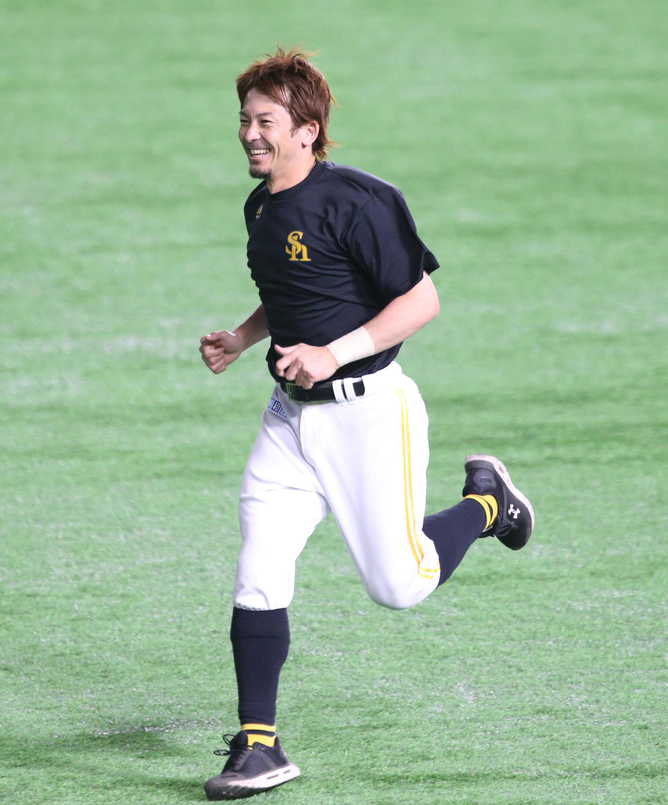 笑顔でランニングをする松田（撮影・屋方直哉）
