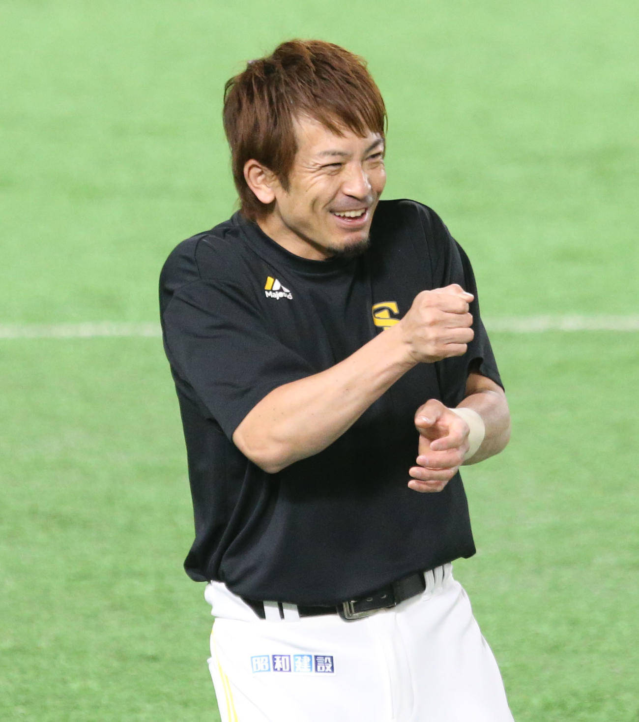 練習中に笑顔を見せる松田（撮影・屋方直哉）