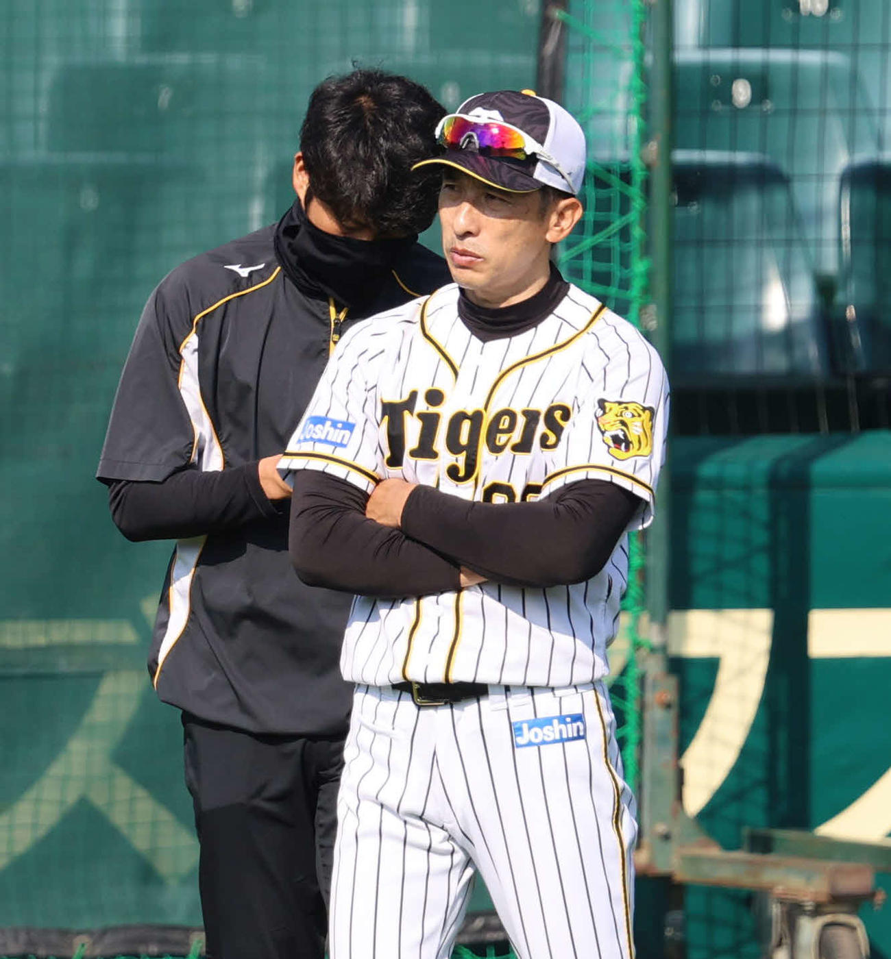 厳しい表情で練習を見る阪神矢野監督（撮影・清水貴仁）
