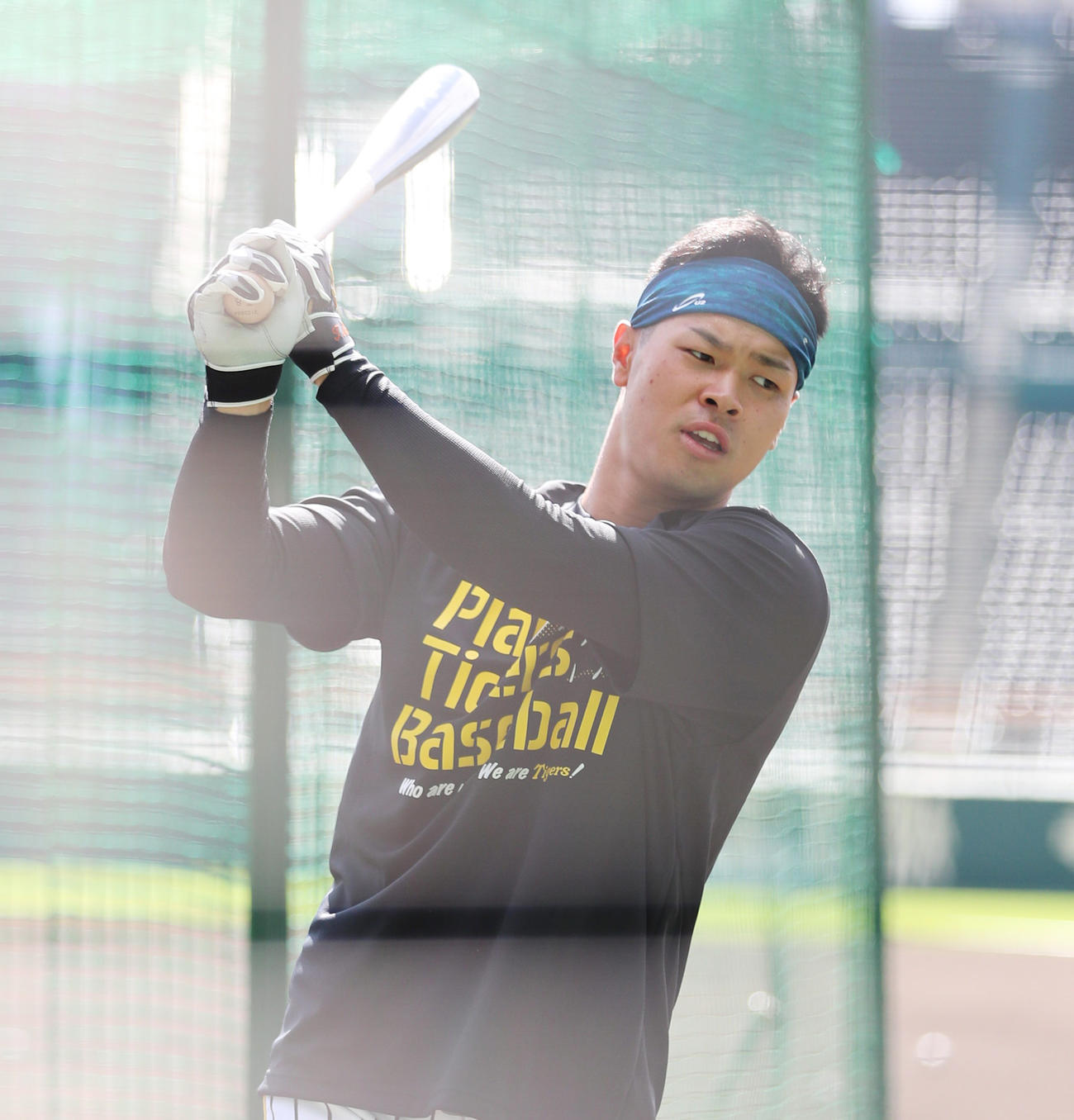 ティー打撃を行う阪神佐藤輝明（2021年10月29日撮影）