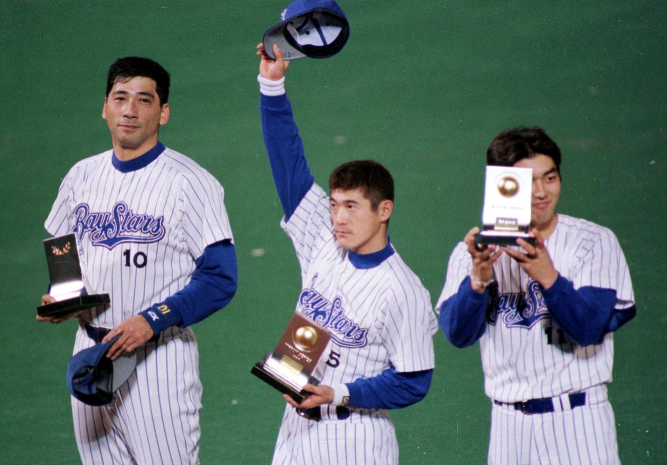 98年10月　日本シリーズ第6戦　横浜対西武　優秀選手賞を受賞した石井琢朗は記念の盾を手にファンの声援に応える。左は駒田徳広、右は斎藤隆