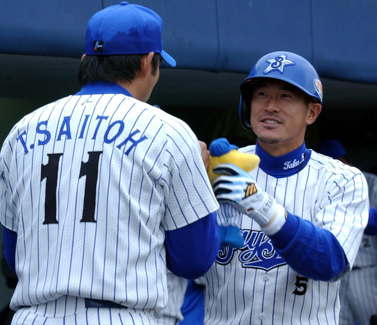 03年7月　本塁打を放った石井琢朗は斎藤隆に迎えられる