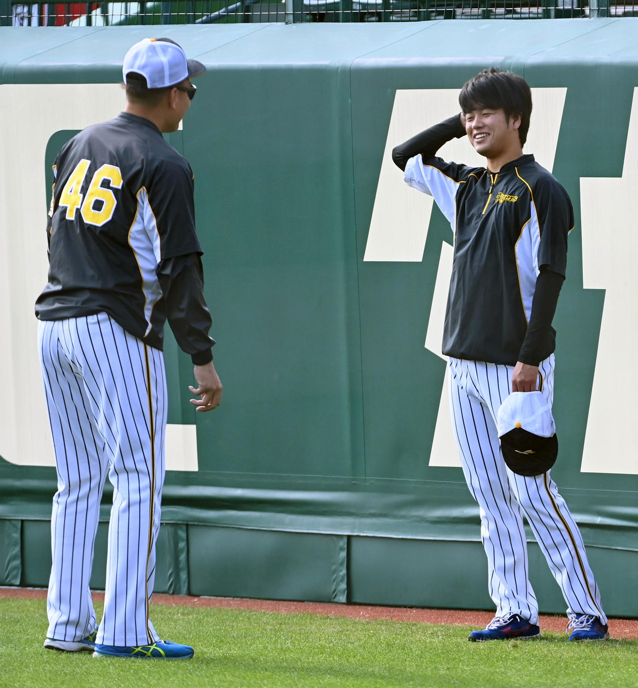 練習前に高橋と話す秋山（左）（撮影・前岡正明）