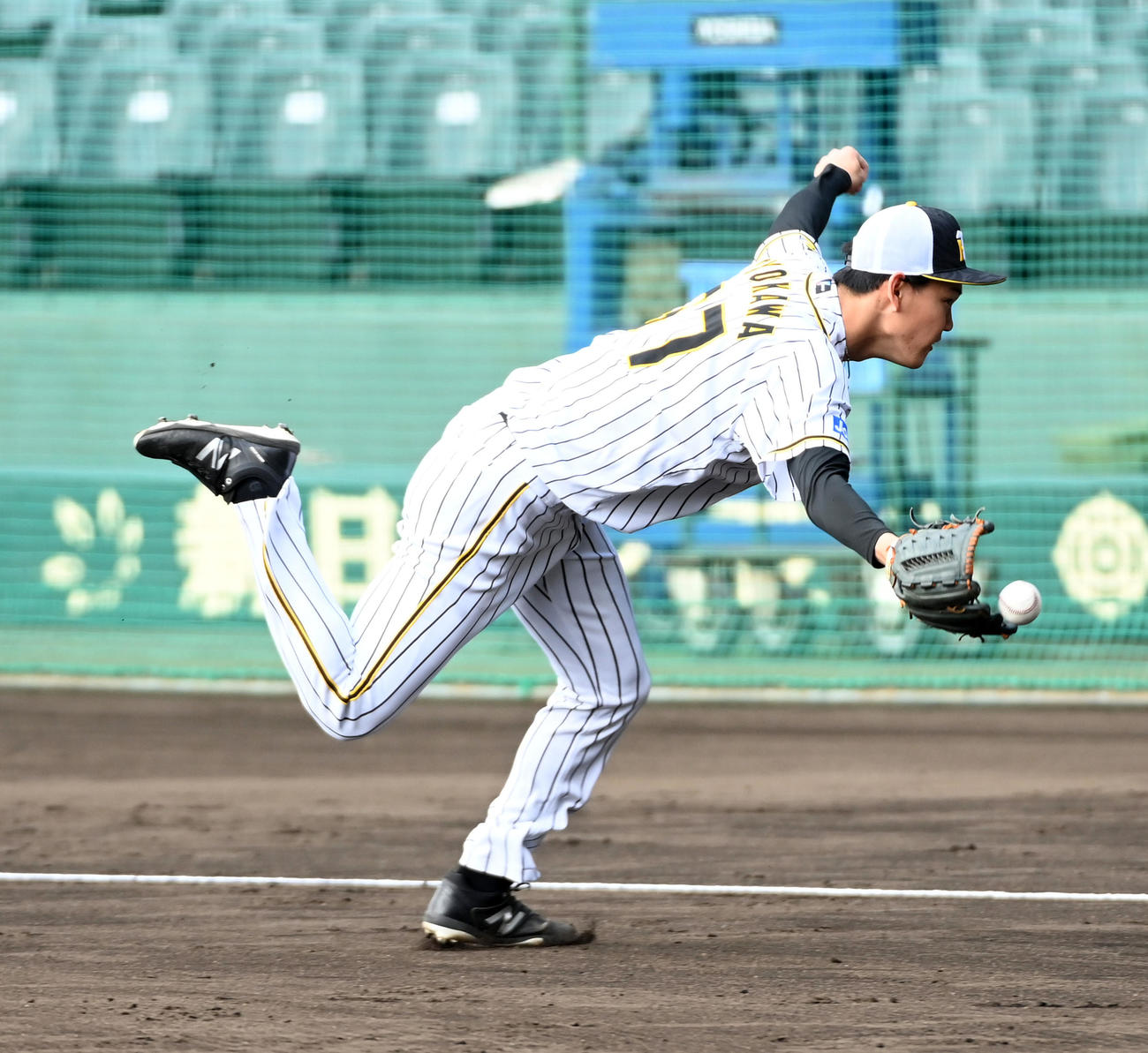 投内連係で軽快な動きを見せる及川（撮影・前岡正明）