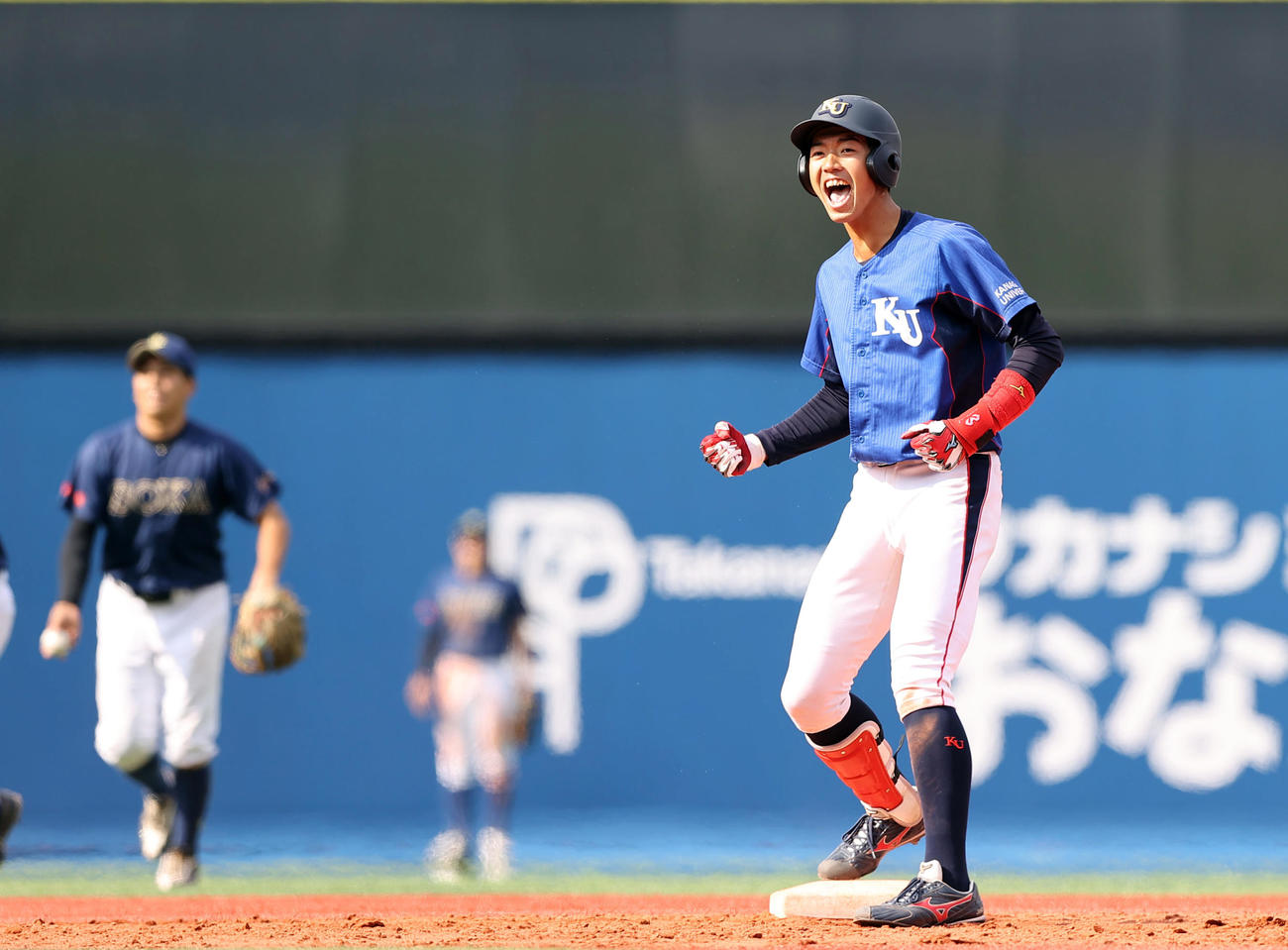 神奈川大対創価大　9回表神奈川大2死満塁、決勝点となる適時二塁打を放ち雄たけびを上げる梶原（撮影・垰建太）