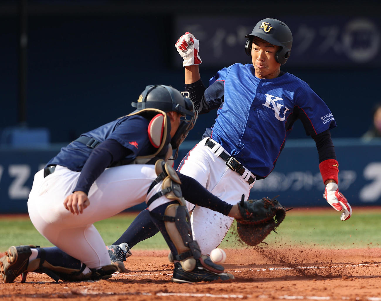 神奈川大対創価大　2回表神奈川大2死一、三塁、土井の適時二塁打で一気に生還する一走の梶原（撮影・垰建太）