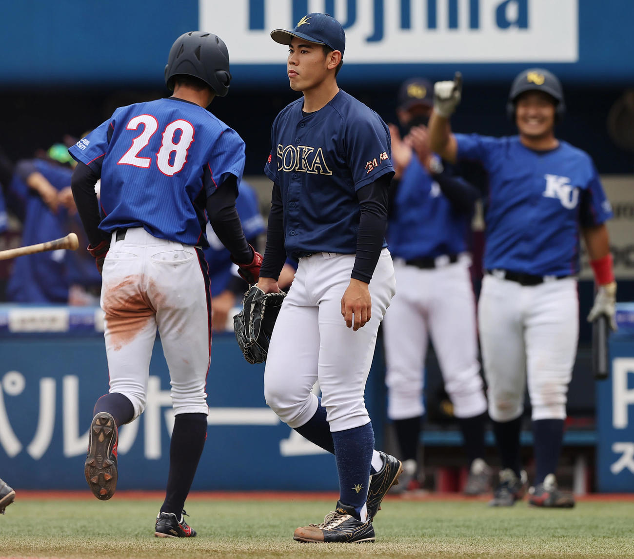 神奈川大対創価大　4回表神奈川大1死二塁、土井に適時打を許し肩を落とす鈴木（中央）（撮影・垰建太）