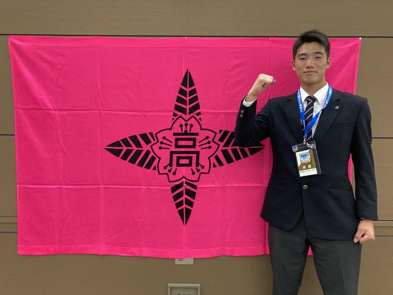 楽天育成ドラフト2位の日大藤沢・柳沢は笑顔でガッツポーズする（球団提供）