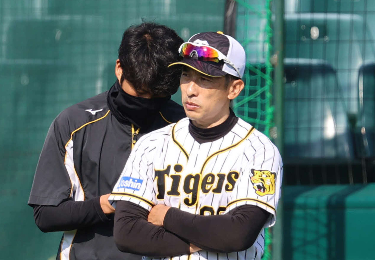 厳しい表情で練習を見る阪神矢野監督（撮影・清水貴仁）