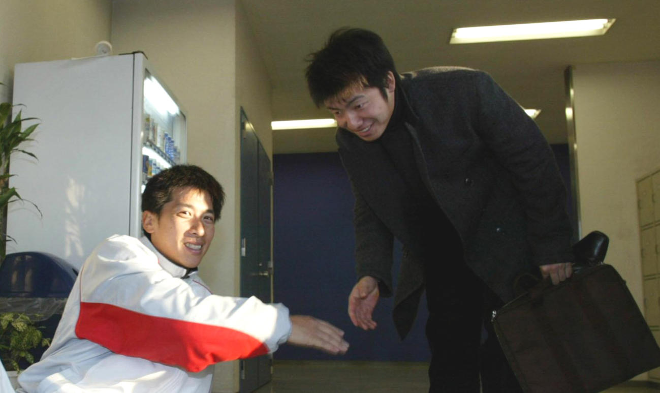 タイガース・デンで阪神矢野と顔を合わせた鳥谷（右）は新人らしく腰を低くして握手（2004年1月19日撮影）