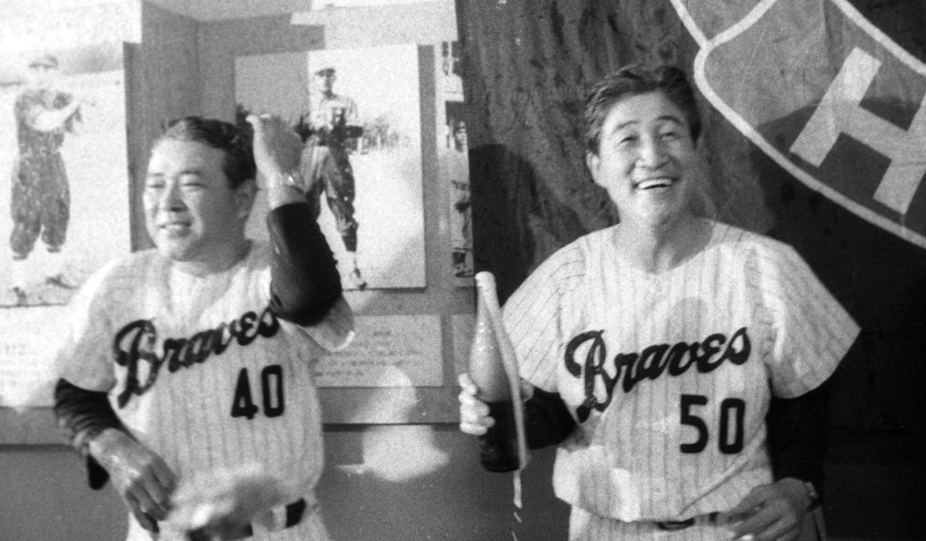 67年、パ・リーグ優勝祝勝会でビールをかける西本監督（右）と青田コーチ