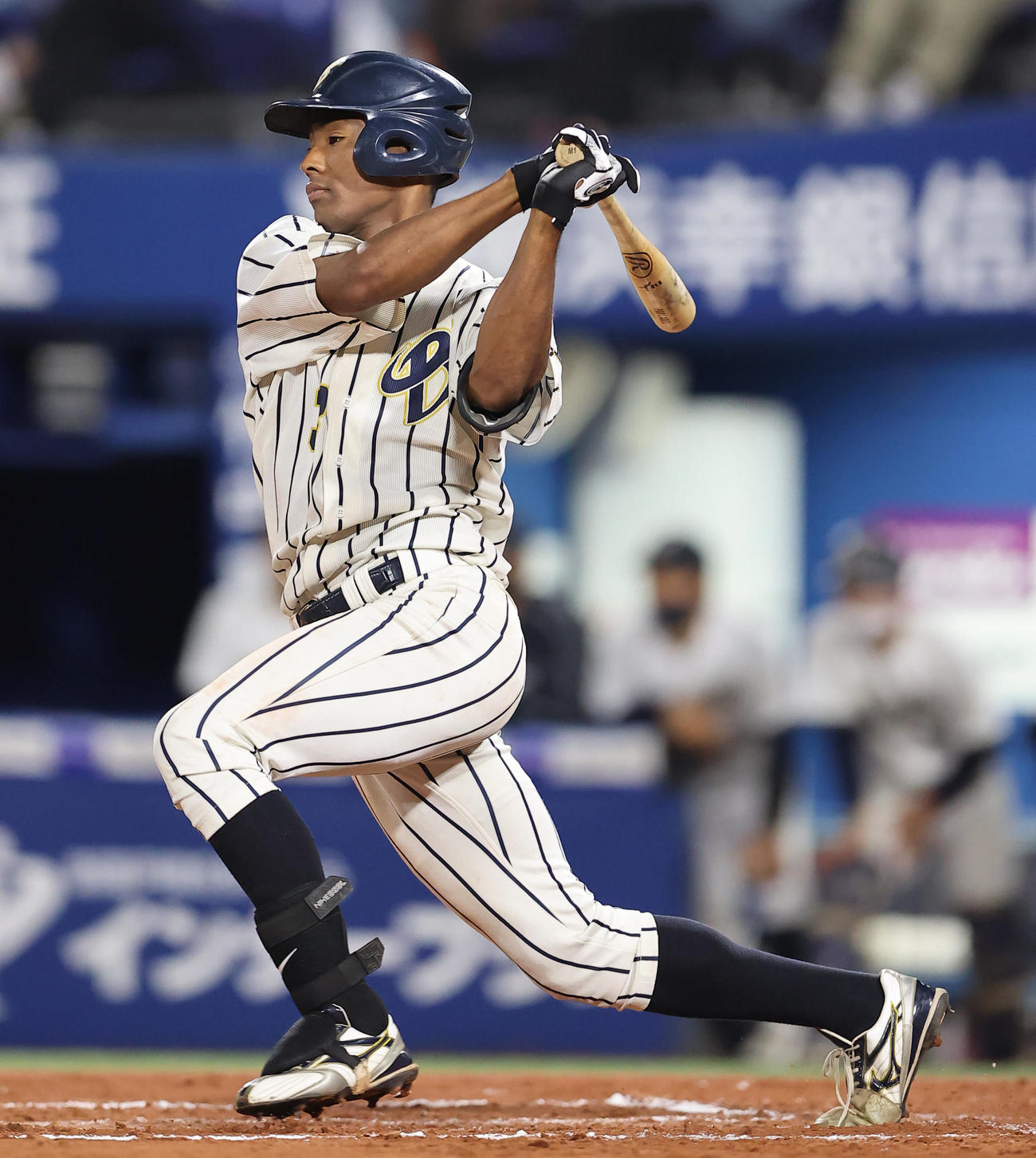 上武大対武蔵大　6回裏上武大1死一塁、左前打を放つブライト（撮影・垰建太）