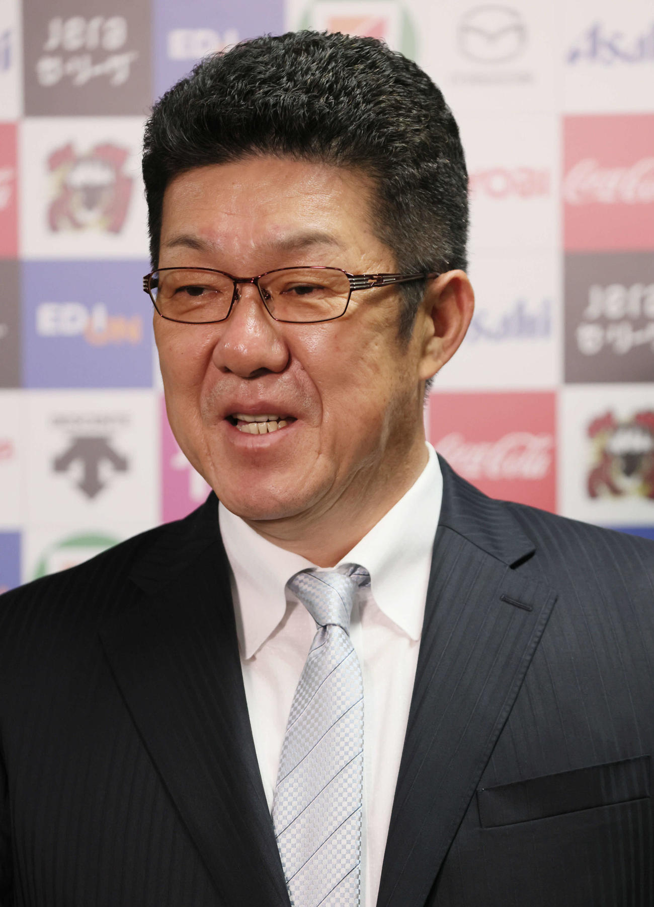 囲み取材に応じる広島佐々岡監督（撮影・加藤孝規）