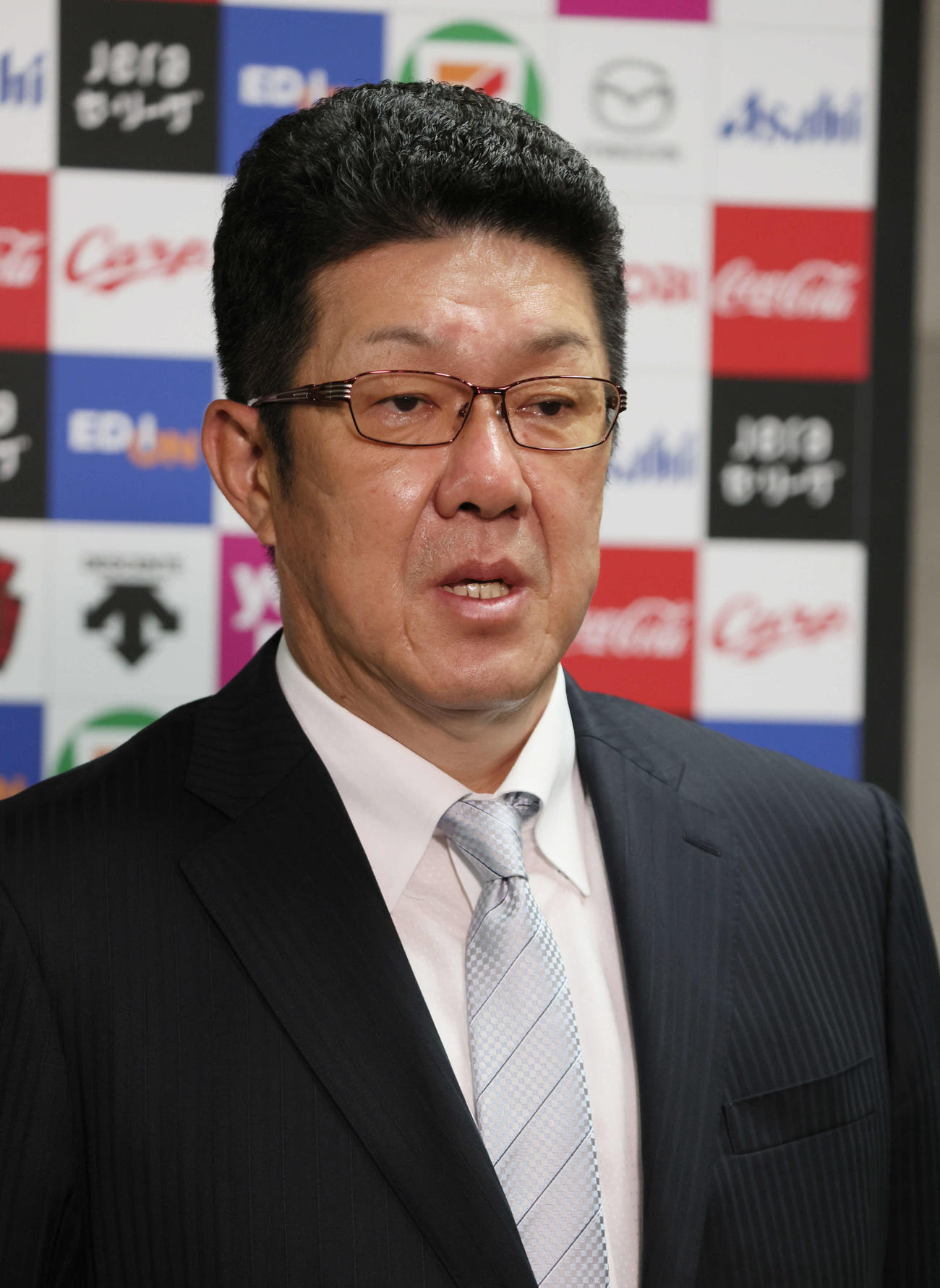 囲み取材に応じる広島佐々岡監督（撮影・加藤孝規）