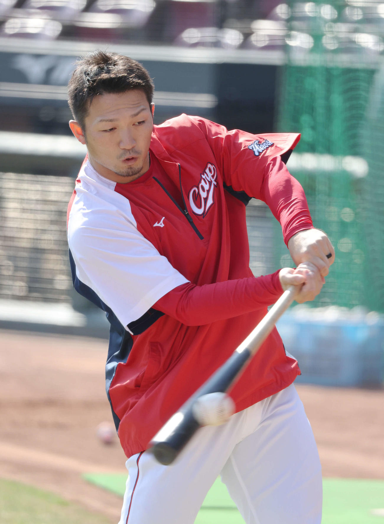全体練習でティー打撃練習をする鈴木誠（21年10月31日撮影）