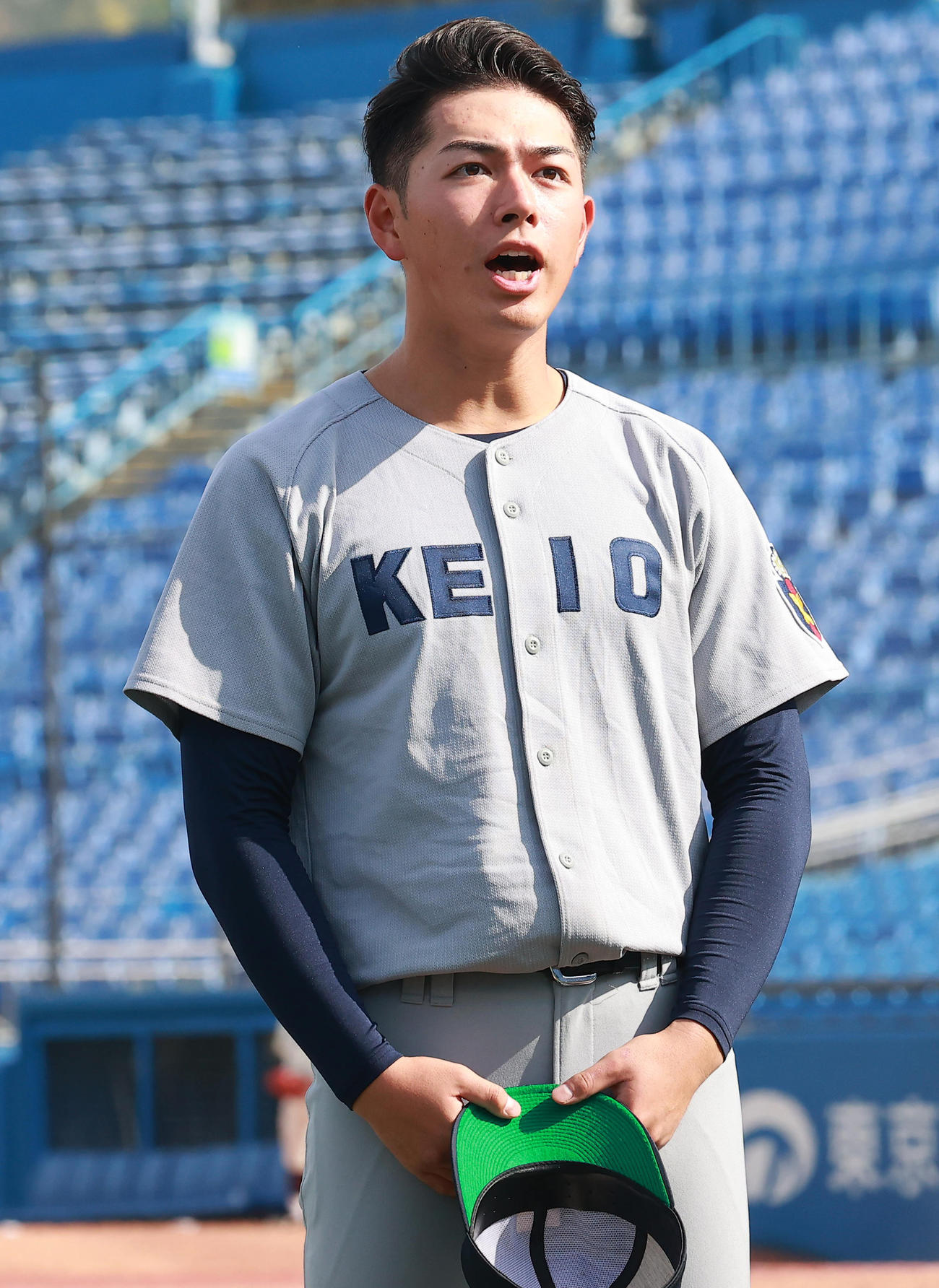 21年11月1日、試合前に応援席にあいさつする慶大・清原