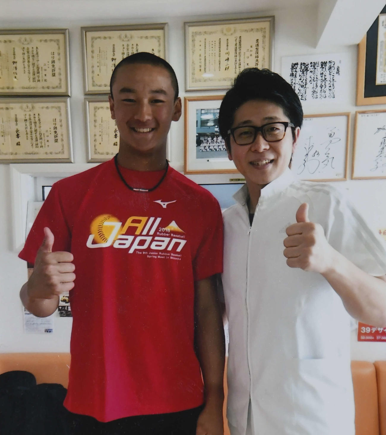 高知中時代の森木大智（左）とえぐち鍼灸整骨院の江口寛記院長（撮影・中野椋）