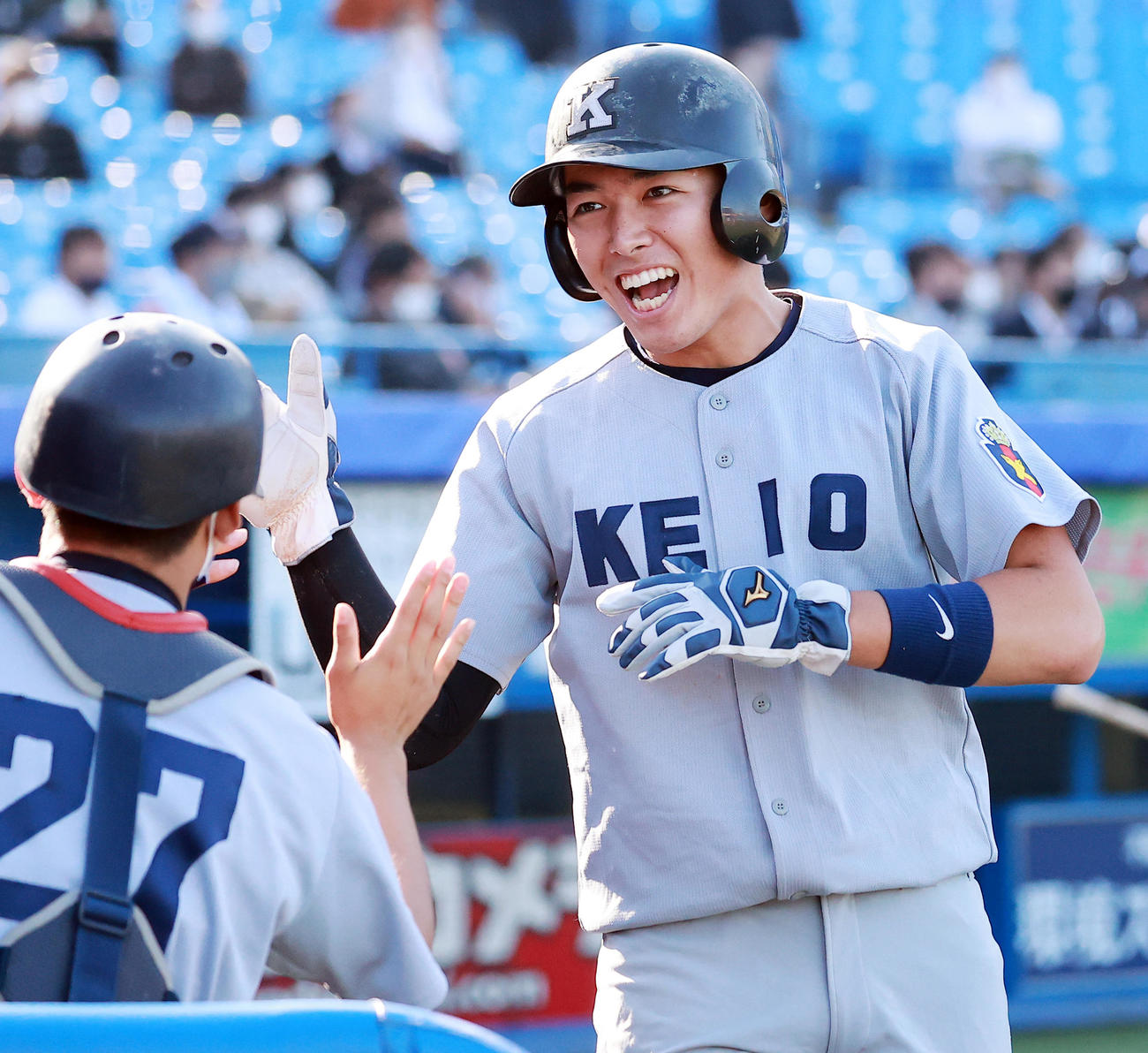 慶大対東大　4回表慶大1死満塁、小川尚人の左前先制適時打で生還しベンチに迎えられる清原（撮影・野上伸悟）