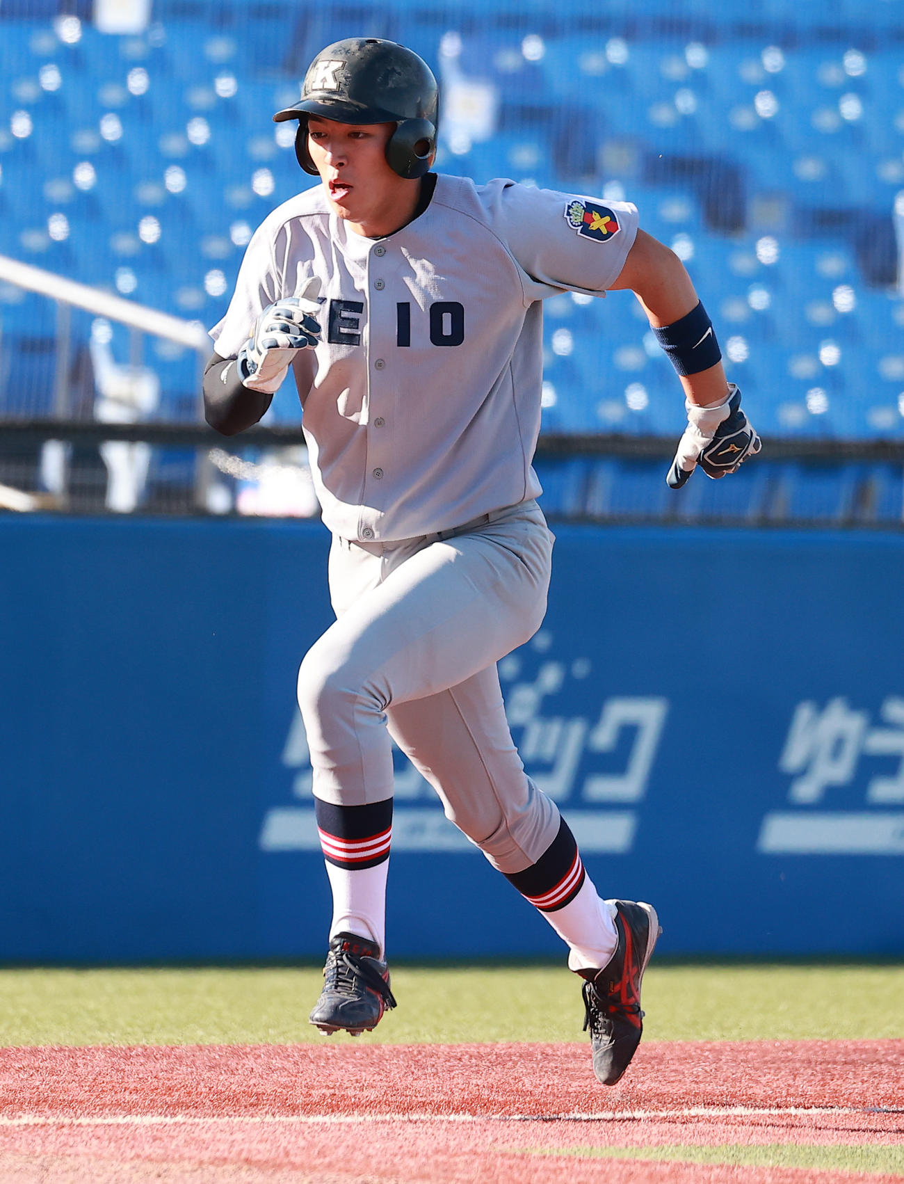 慶大対東大　4回表慶大1死満塁、小川尚人の左前先制適時打で生還する清原（撮影・野上伸悟）