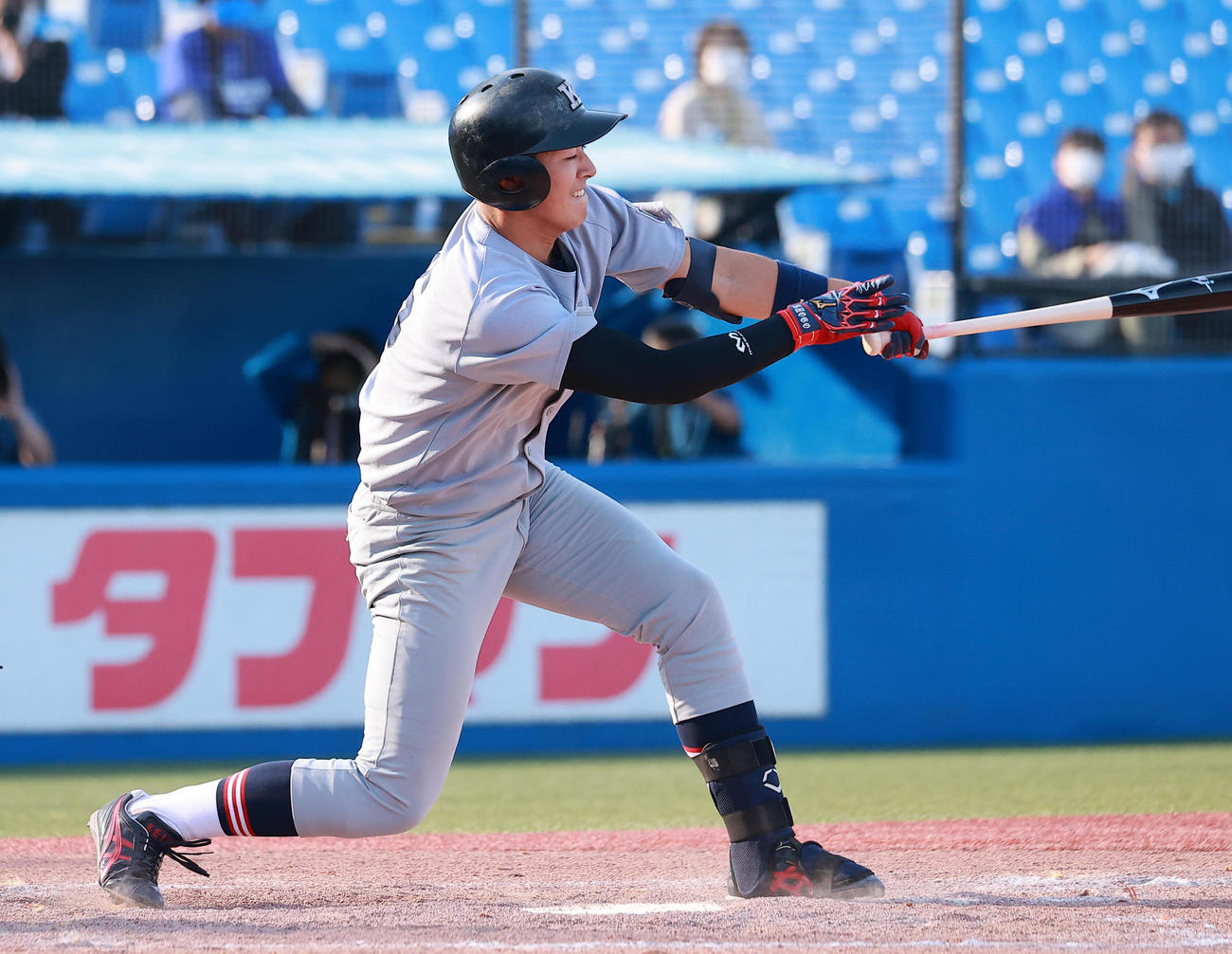 慶大対東大　5回表慶大1死、左飛に倒れる清原（撮影・野上伸悟）