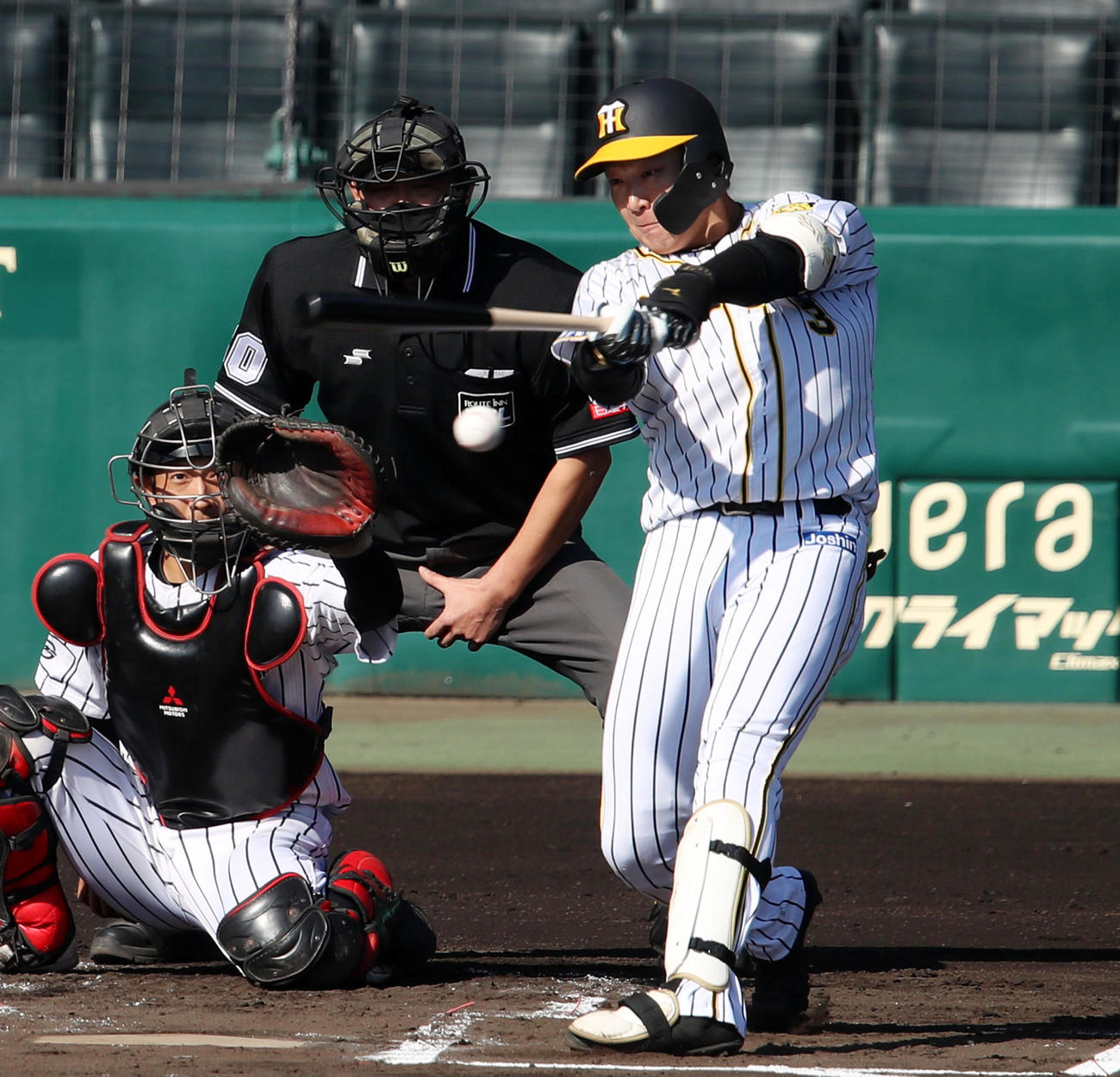 阪神対倉敷オーシャンズ　1回裏阪神2死一、二塁、大山は左前適時打を放つ（撮影・加藤哉）