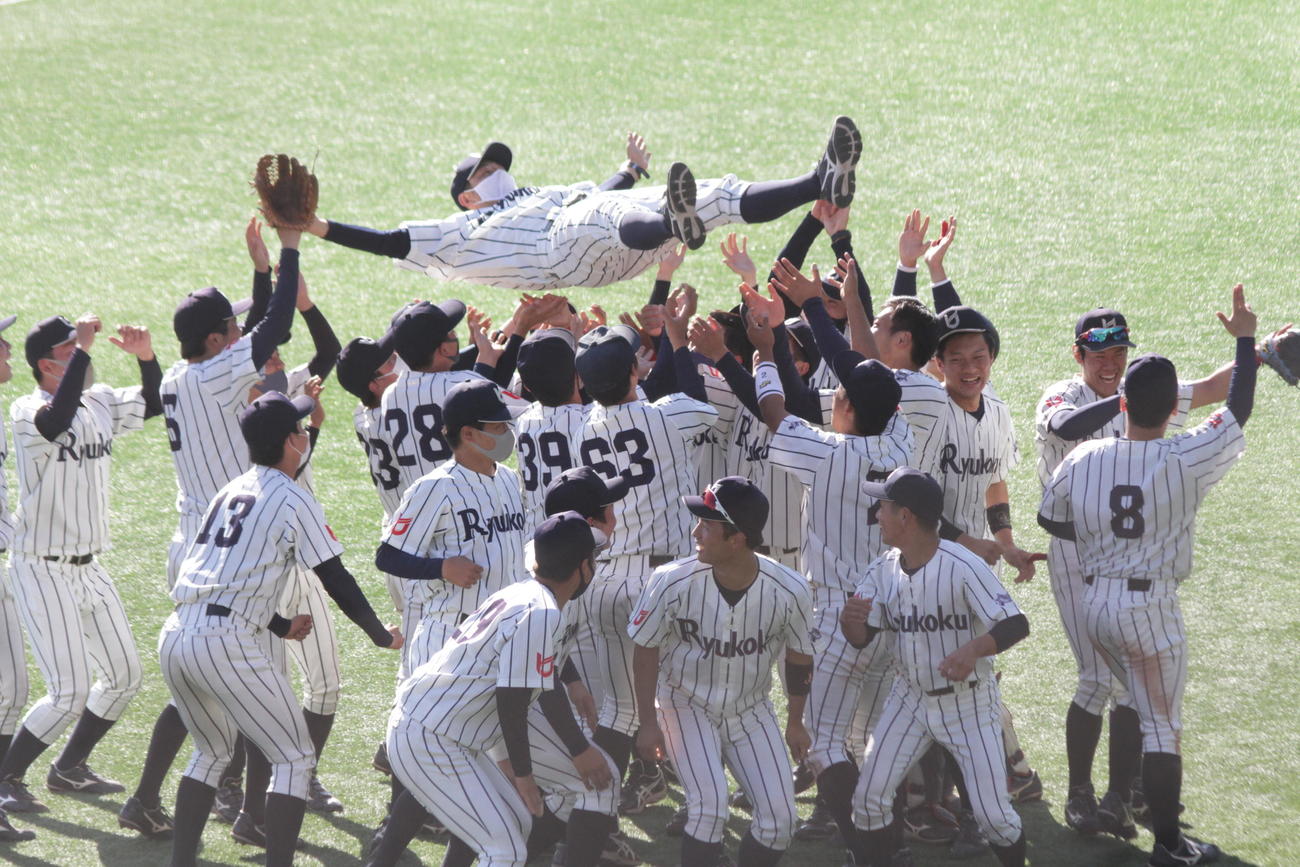 龍谷大は明治神宮大会の第2代表決定戦で天理大を下し、ナインが本郷宏樹監督を胴上げ