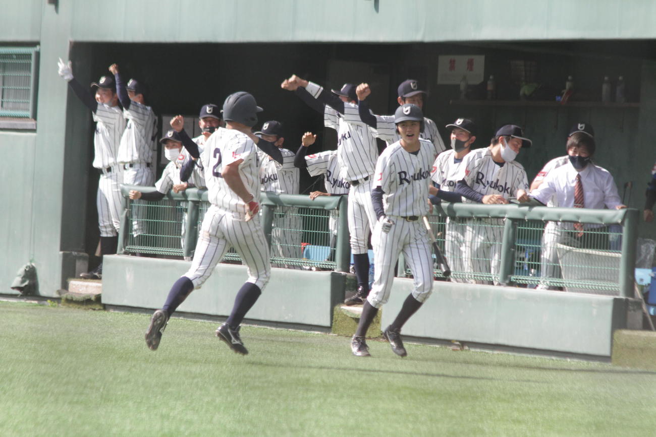 龍谷大は6回、土井翔太捕手の左前適時打で2点を追加し、ナインはベンチでガッツポーズした