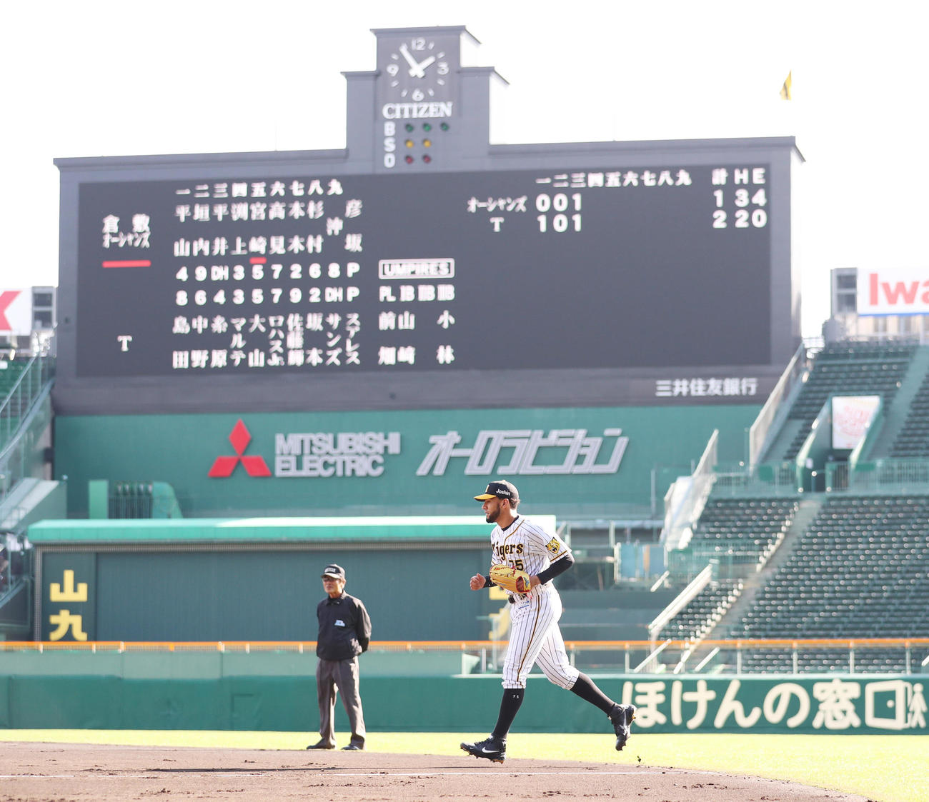 練習試合阪神対三菱自動車倉敷オーシャンズ　4回、2番手でマウンドへ向かう阪神スアレス（撮影・清水貴仁）