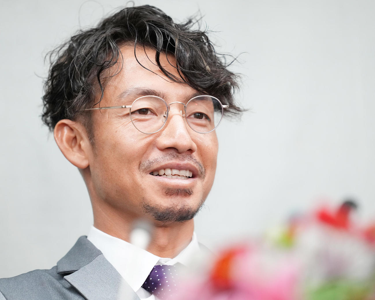 引退会見で記者の質問に笑顔を見せるロッテ鳥谷（撮影・菅敏）