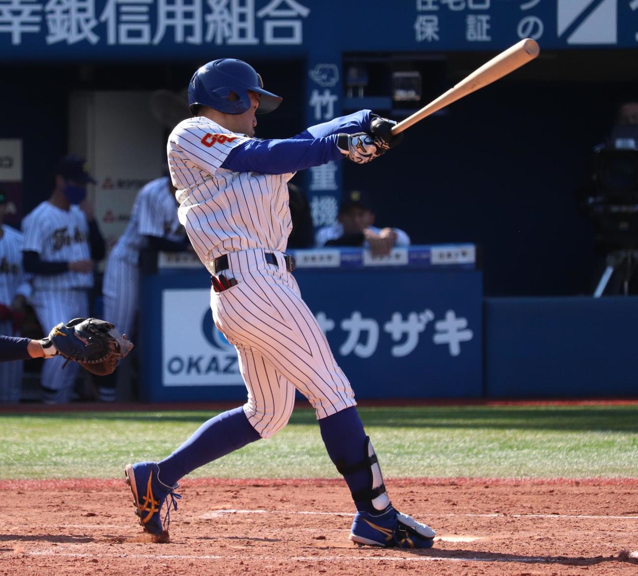 関東地区大学野球選手権　中央学院大対東海大　7回表中央学院大2死三塁、適時打を放つ武田（撮影・阿部泰斉）