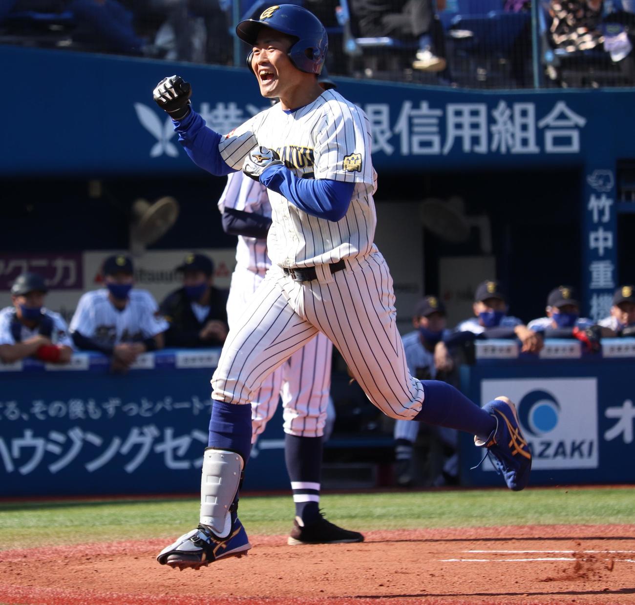 関東地区大学野球選手権　中央学院大対東海大　1回表中央学院大1死、先制の右越え本塁打を放ち、喜びを表す武田（撮影・阿部泰斉）