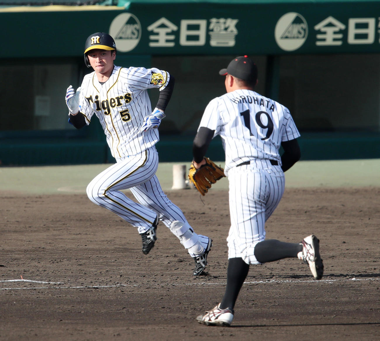 阪神対倉敷オーシャンズ　6回裏阪神無死、代打近本は遊失で出塁、投手はロッテドラフト3位指名の広畑（撮影・加藤哉）