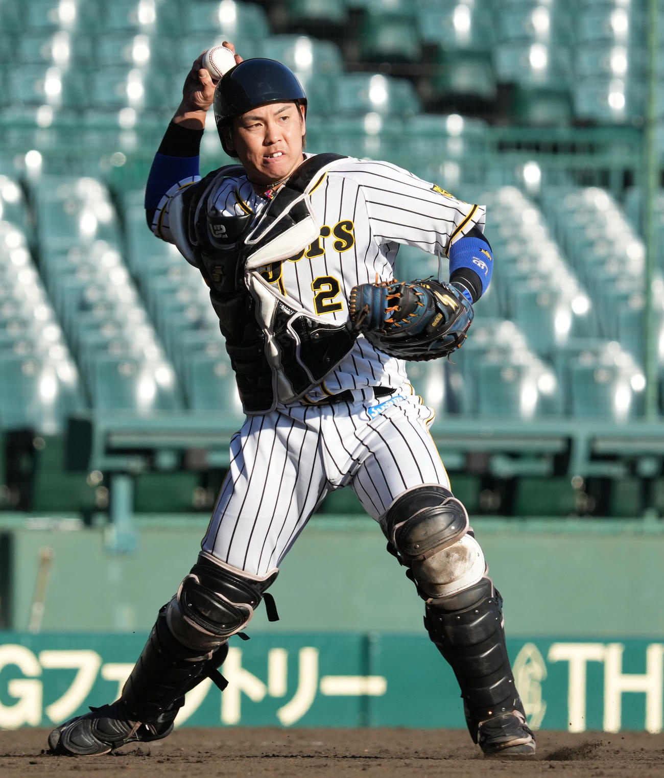 練習試合阪神対三菱自動車倉敷オーシャンズ　7回表三菱自動車倉敷オーシャンズ無死一、二塁、バントゴロを処理する捕手梅野（撮影・清水貴仁）