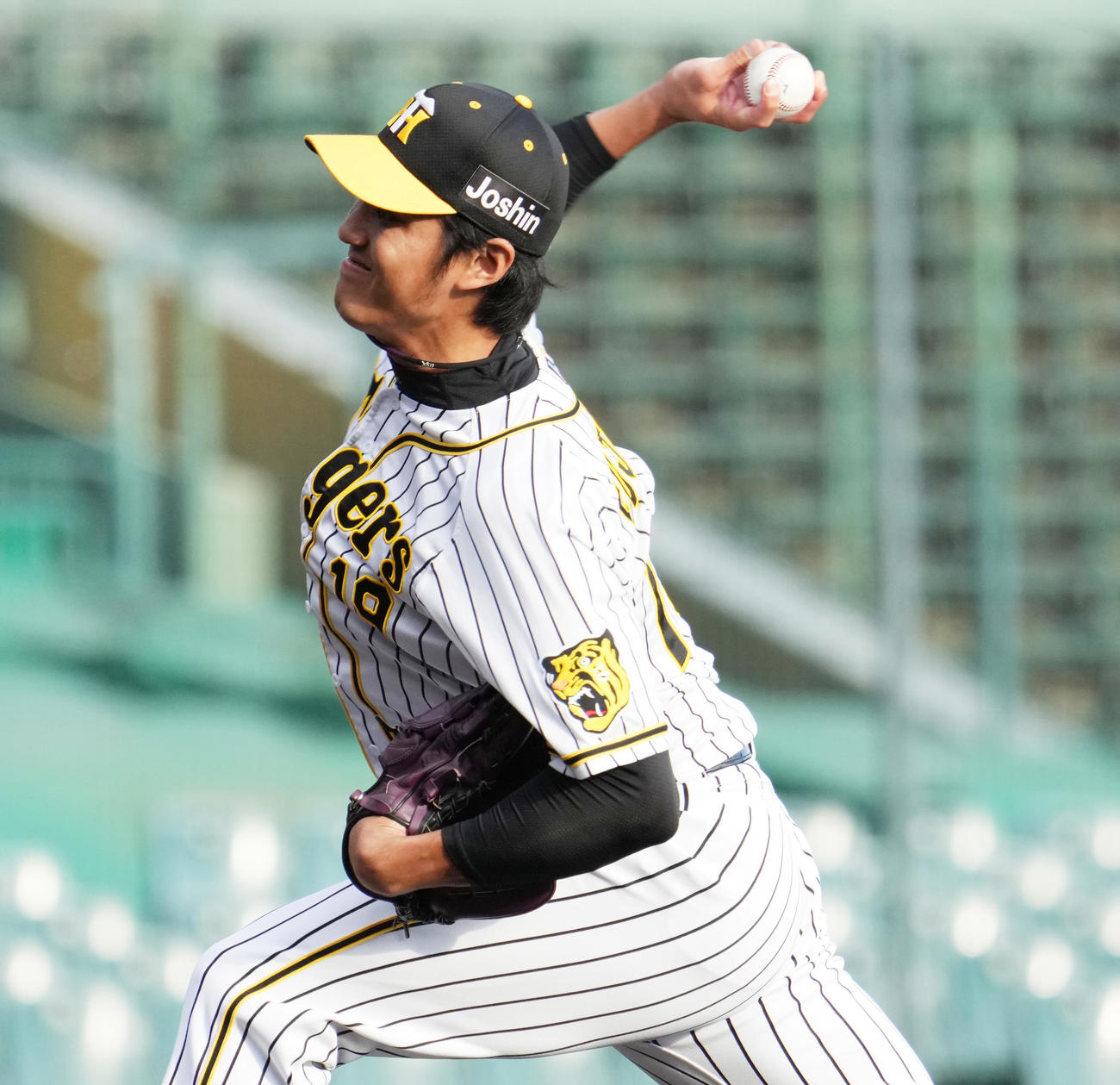 練習試合阪神対三菱自動車倉敷オーシャンズ　9回に登板する阪神藤浪（撮影・清水貴仁）