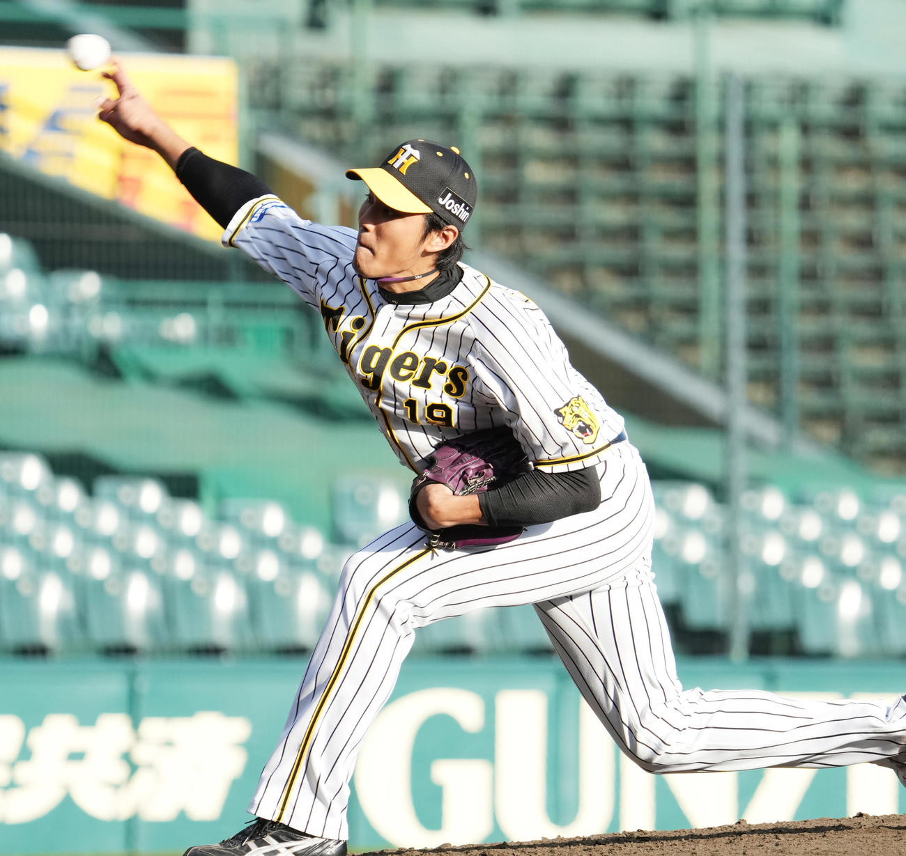 練習試合阪神対三菱自動車倉敷オーシャンズ　9回に登板する阪神藤浪（撮影・清水貴仁）
