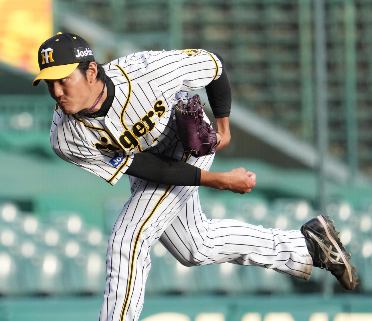 練習試合阪神対三菱自動車倉敷オーシャンズ　9回に登板する阪神藤浪（撮影・清水貴仁）