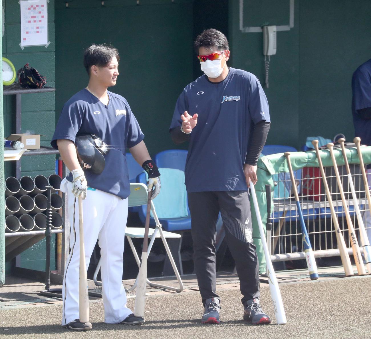 佐藤と話す稲葉GM（撮影・黒川智章）