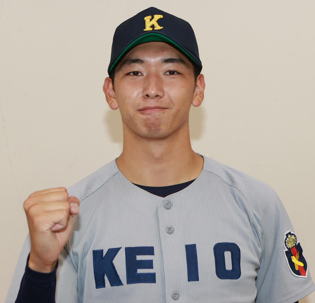 慶大対東大　勝利先発し7回2安打無失点で勝利投手となった慶大・谷村は笑顔でガッツポーズ（撮影・野上伸悟）