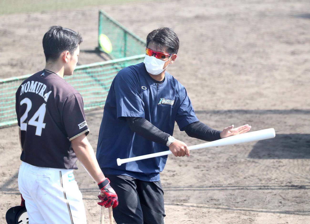 秋季キャンプで野村佑希に指導する稲葉GM（撮影・黒川智章）