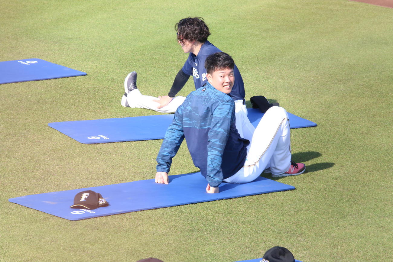 秋季練習開始前に笑顔を見せる日本ハム高浜（撮影・田中彩友美）