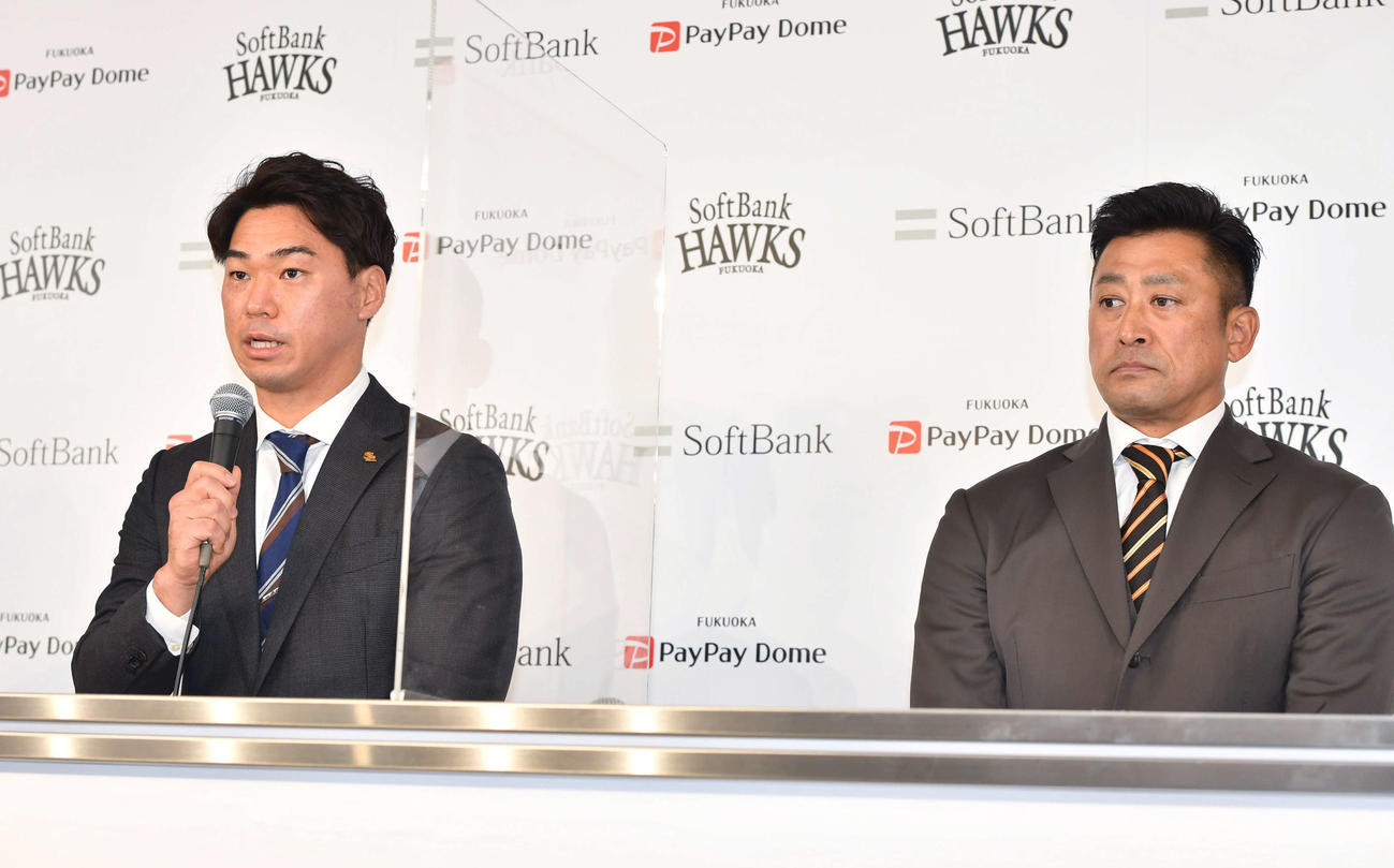 新任コーチ会見を行う長谷川コーチ（左）と村上コーチ（撮影・岩下翔太）