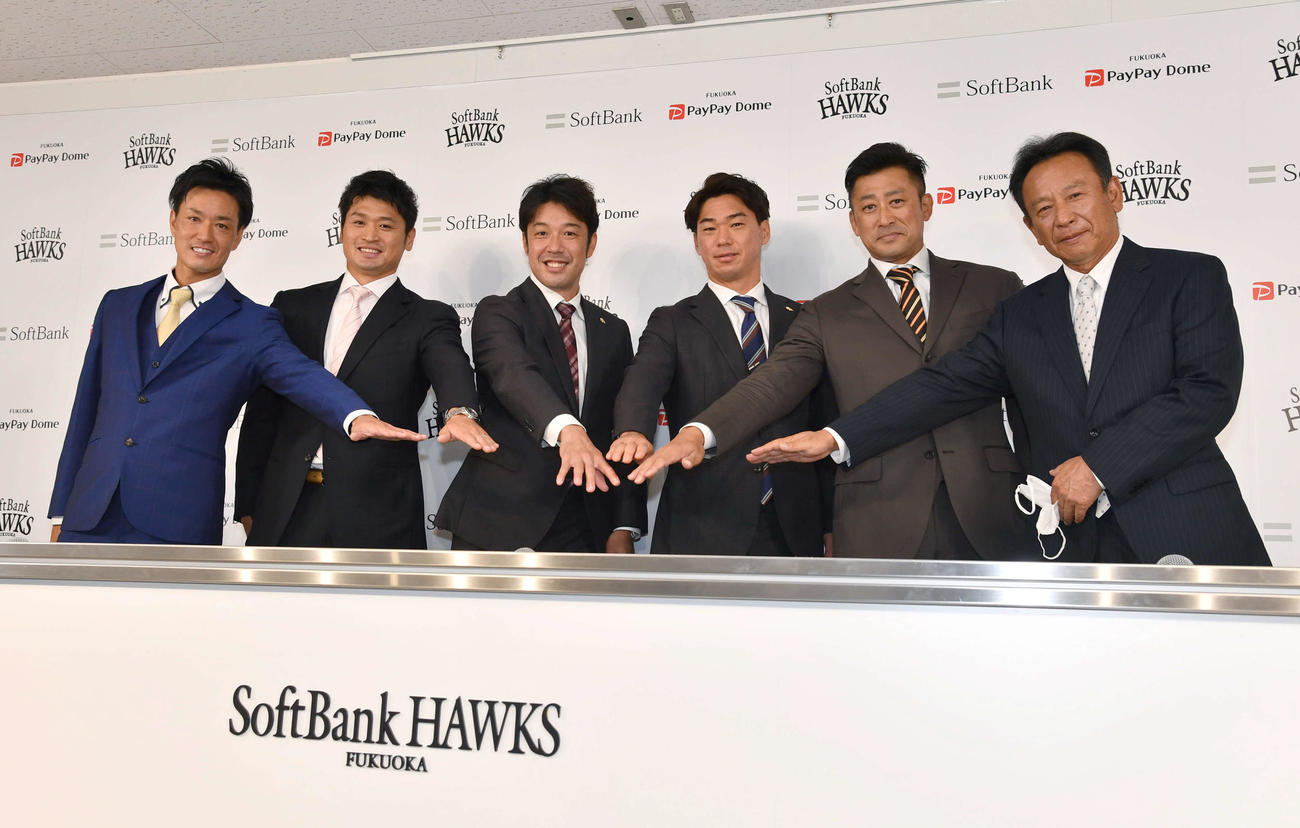 新任コーチ会見を行った、左から城所3軍コーチ、中田3軍コーチ、高谷2軍コーチ、長谷川コーチ、村上コーチ、小川3軍監督（撮影・岩下翔太）