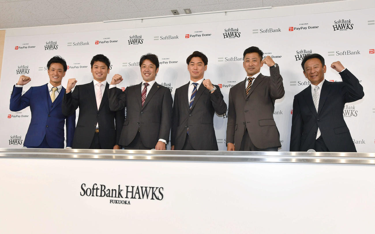 新任コーチ会見を行った、左から城所3軍コーチ、中田3軍コーチ、高谷2軍コーチ、長谷川コーチ、村上コーチ、小川3軍監督（撮影・岩下翔太