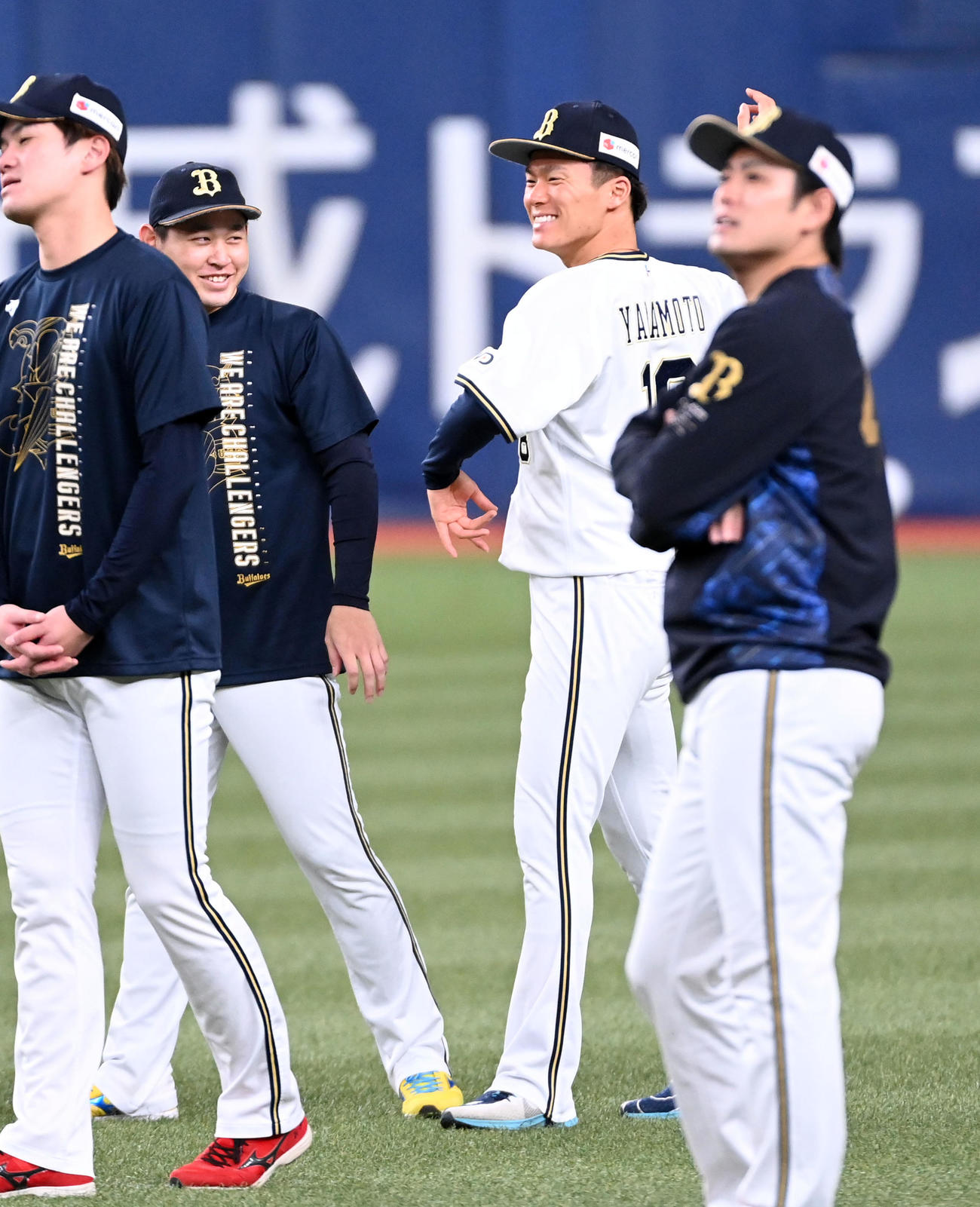 笑顔で集合した宮城（左）と山本（撮影・前岡正明）