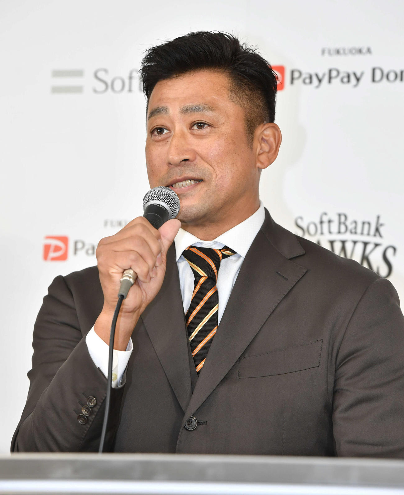新任コーチ会見を行う村上コーチ（撮影・岩下翔太）