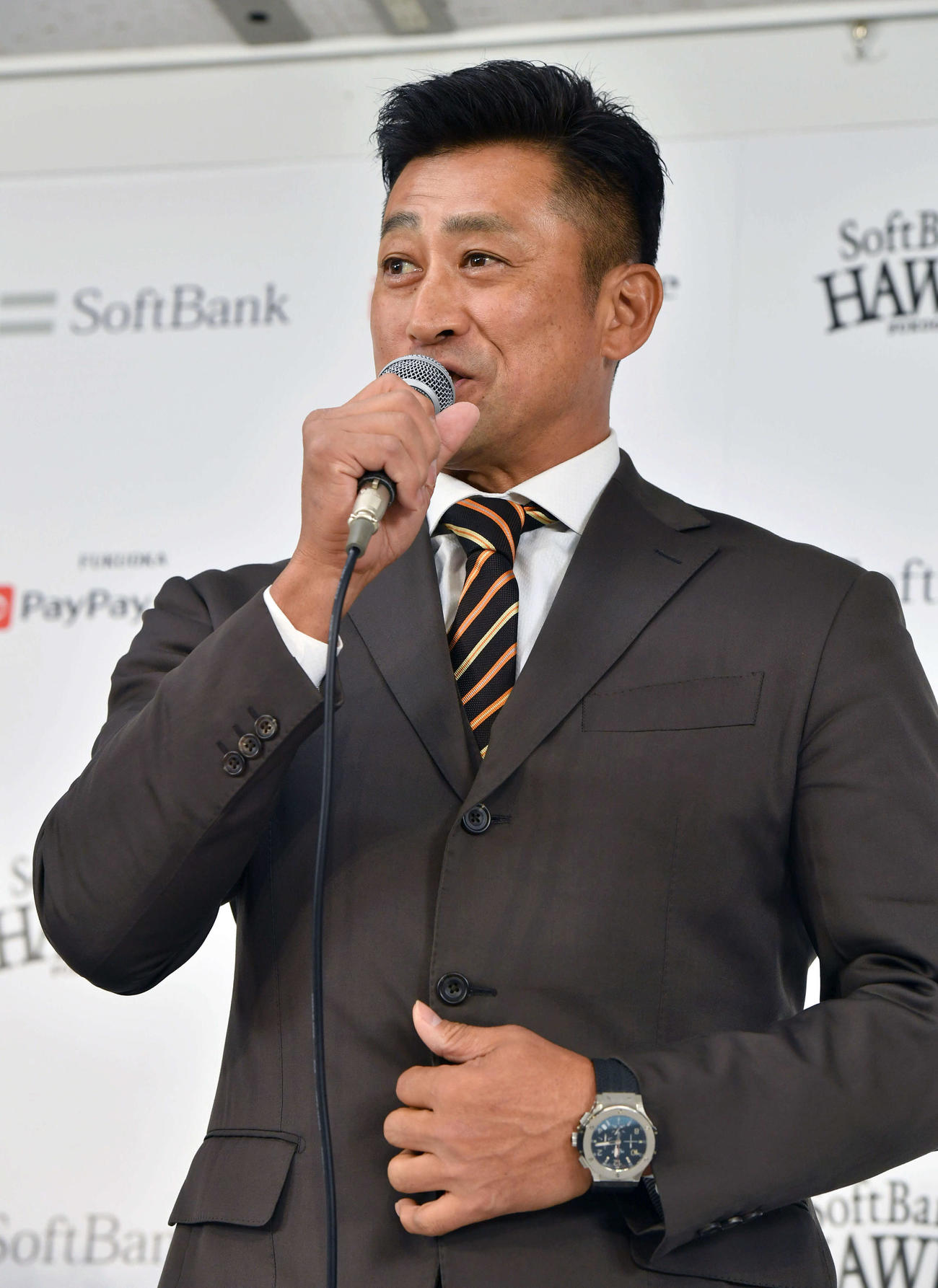 新任コーチ会見を行う村上コーチ（撮影・岩下翔太）