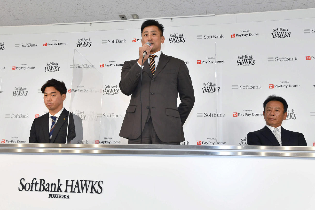 新任コーチ会見を行う左から長谷川打撃コーチ、村上打撃コーチ、小川3軍監督（撮影・岩下翔太）