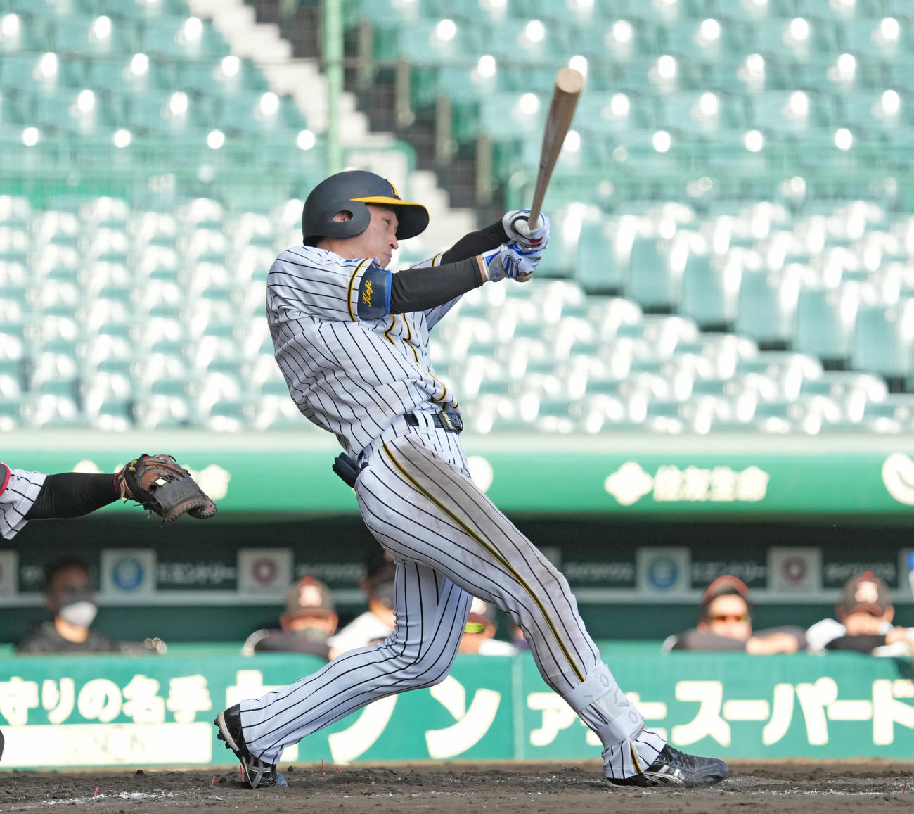 阪神対三菱自動車倉敷オーシャンズ　8回裏阪神1死一塁、近本は中前打を放つ（撮影・清水貴仁）