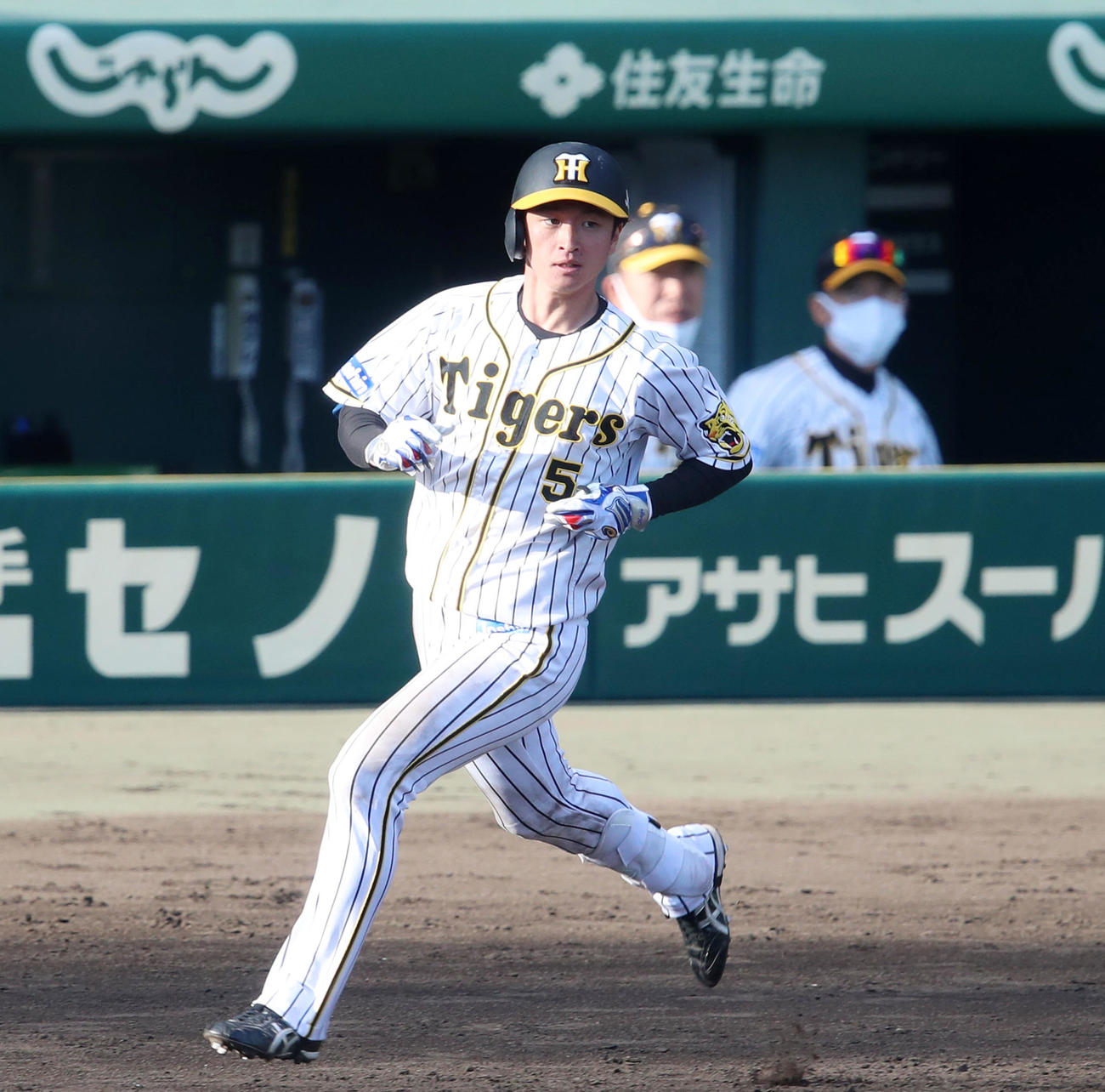 阪神対倉敷オーシャンズ　8回裏阪神1死一塁、近本は中前打を放つ。右後方は矢野監督（撮影・加藤哉）