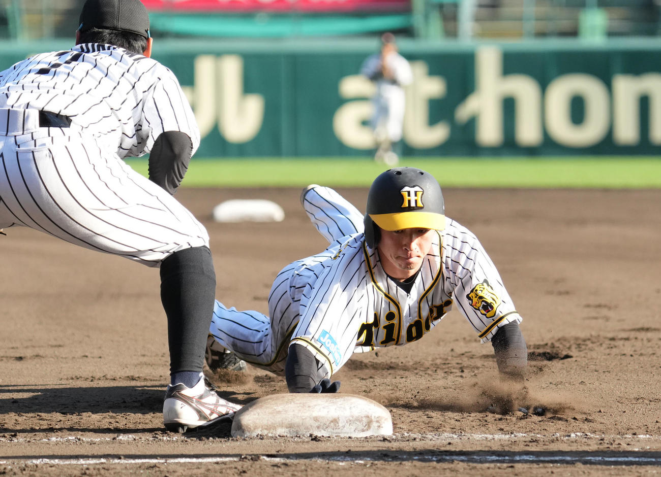 阪神対三菱自動車倉敷オーシャンズ　6回裏阪神1死一塁、けん制で帰塁する近本（撮影・清水貴仁）